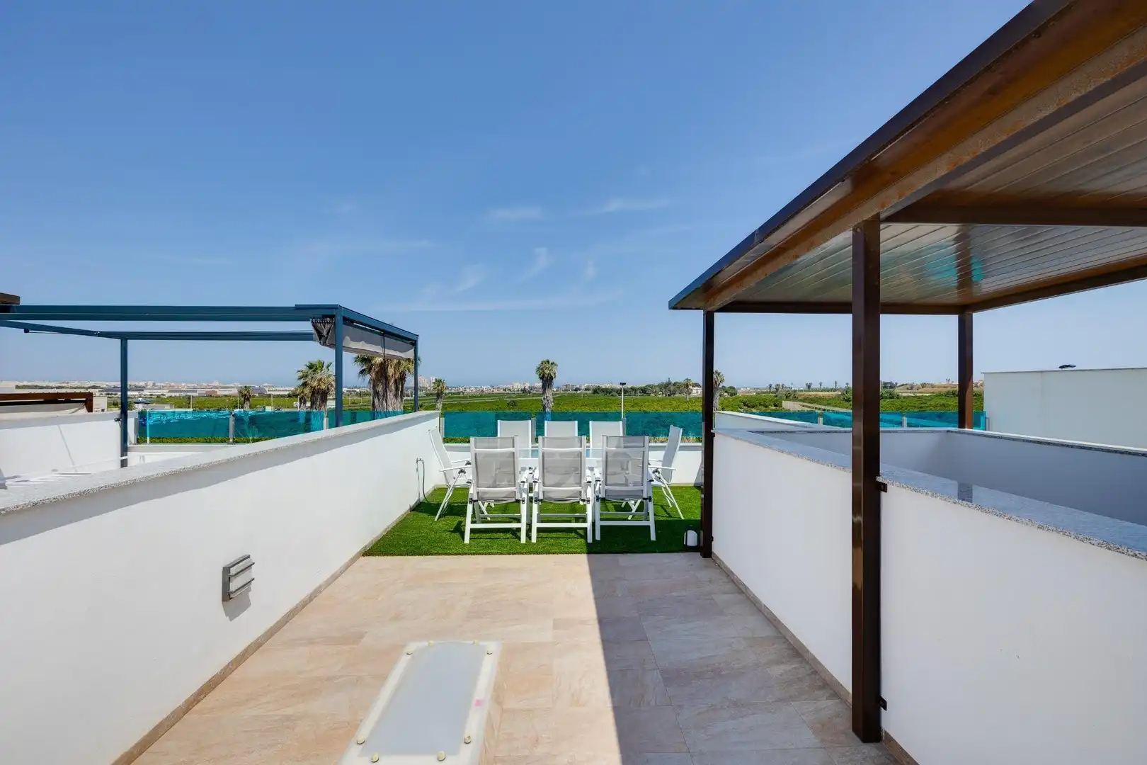 Terrasse von Einfamilien-Reihenhaus zum Verkauf in Torrevieja mit Klimaanlage, Heizung und Terrasse