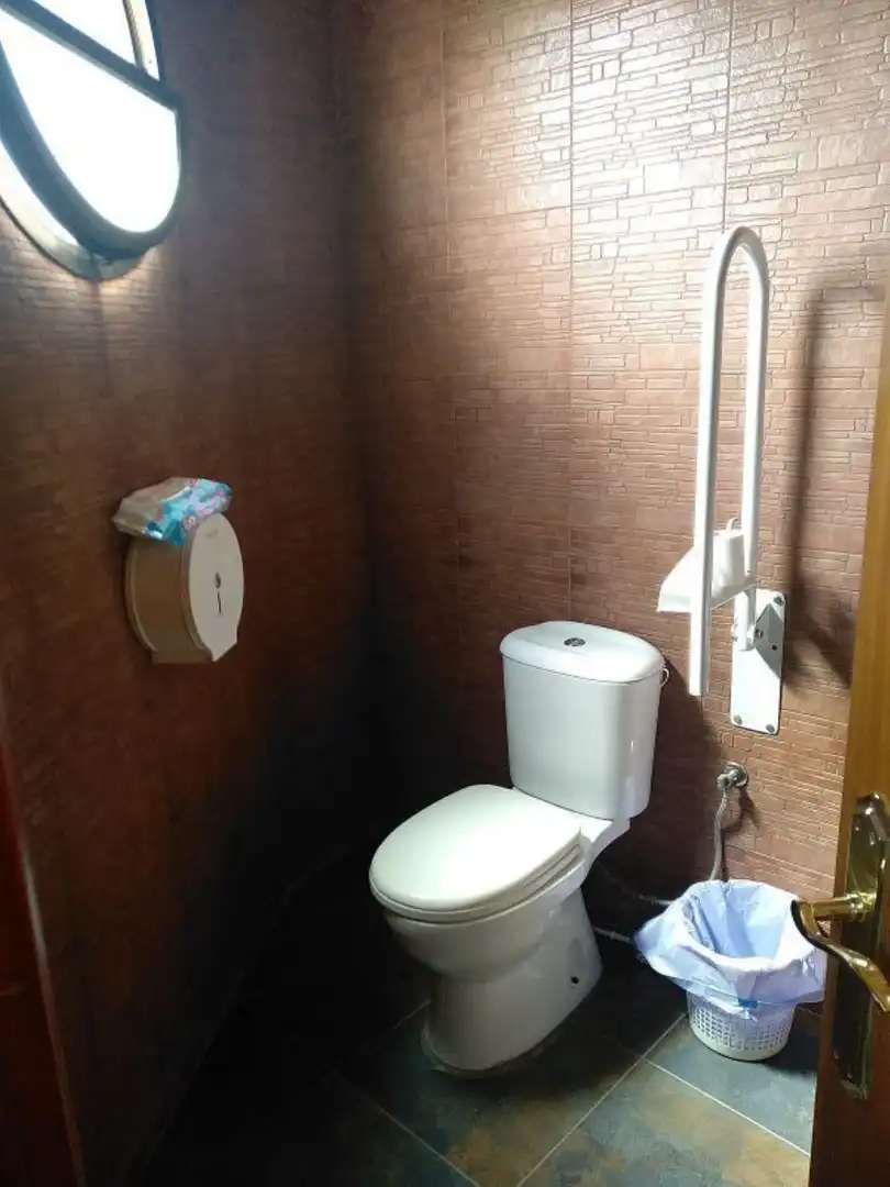 Badezimmer von Gebäude zur Miete in Espartinas