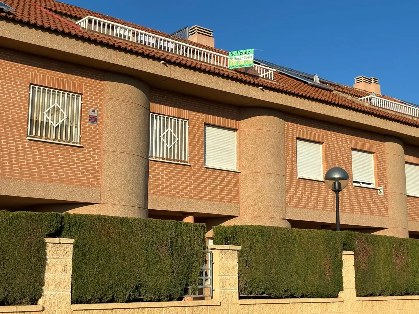 Vista exterior de Casa o xalet en venda en Alicante / Alacant amb Aire condicionat, Terrassa i Piscina comunitària