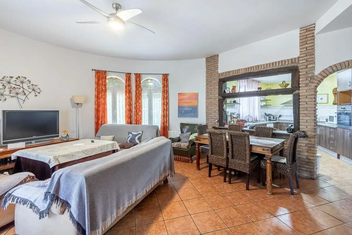 Sala d'estar de Casa o xalet en venda en Las Gabias amb Calefacció, Jardí privat i Terrassa
