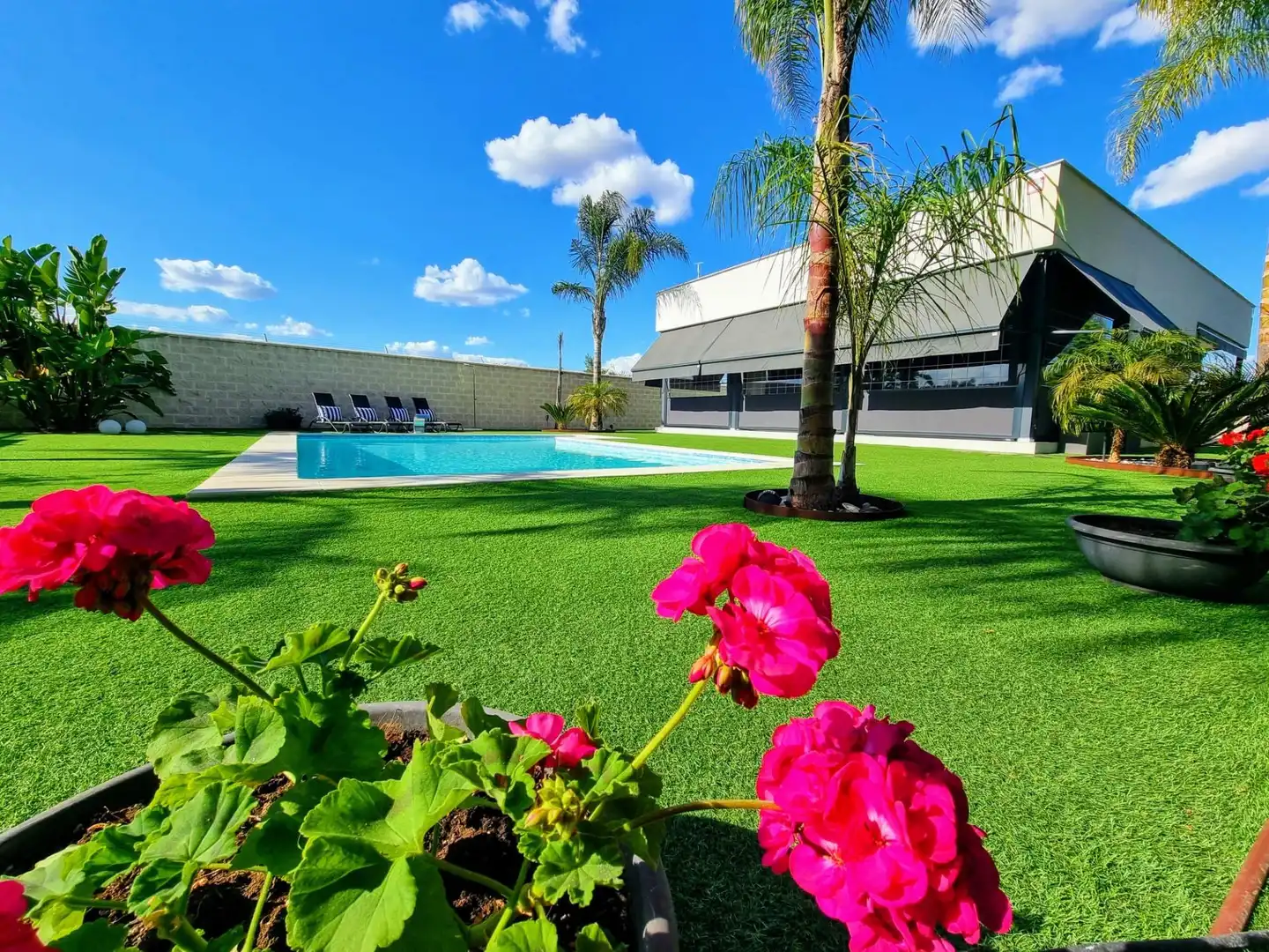 Piscina de Casa o chalet en venta en Carmona con Aire acondicionado, Jardín privado y Trastero