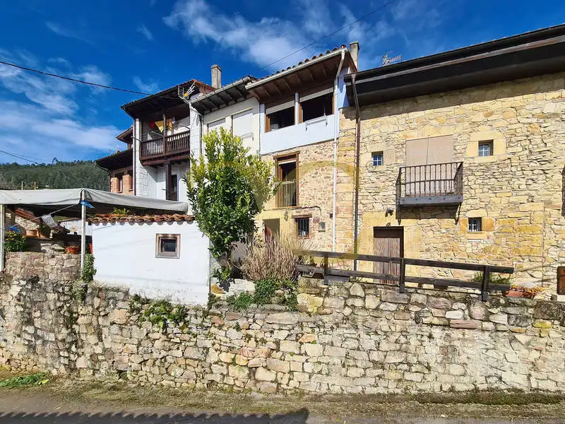 Vista exterior de Casa adosada en venda en Llanes amb Calefacció i Moblat