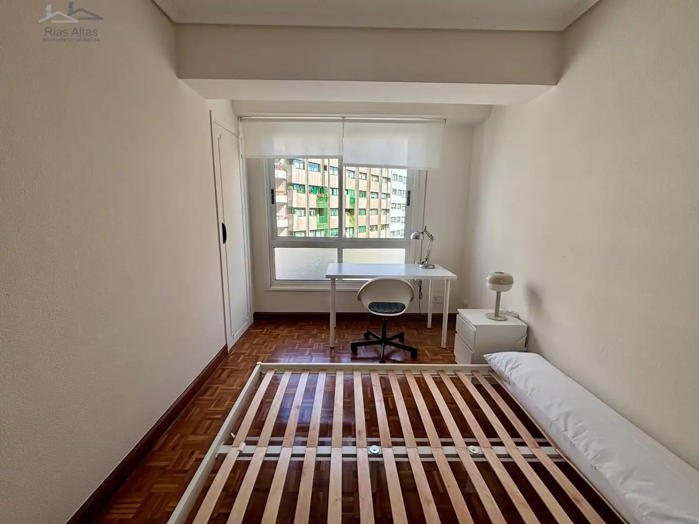 Schlafzimmer von Wohnung zur Miete in A Coruña Capital  mit Heizung und Möbliert