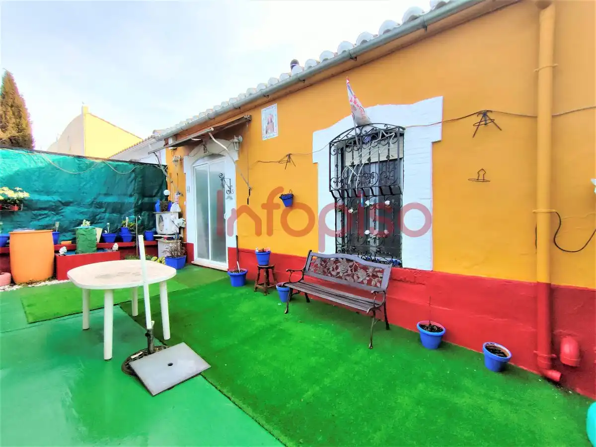 Vista exterior de Finca rústica en venda en Almuradiel amb Terrassa
