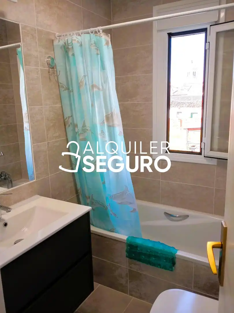 Baño de Casa o chalet de alquiler en Aldeamayor de San Martín con Aire acondicionado, Calefacción y Terraza