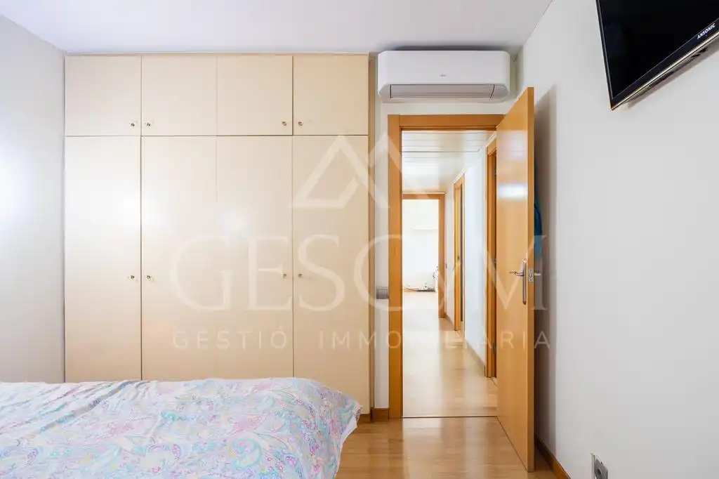 Habitación de Piso en venta en Sant Joan Despí con Parquet, Terraza y Balcón