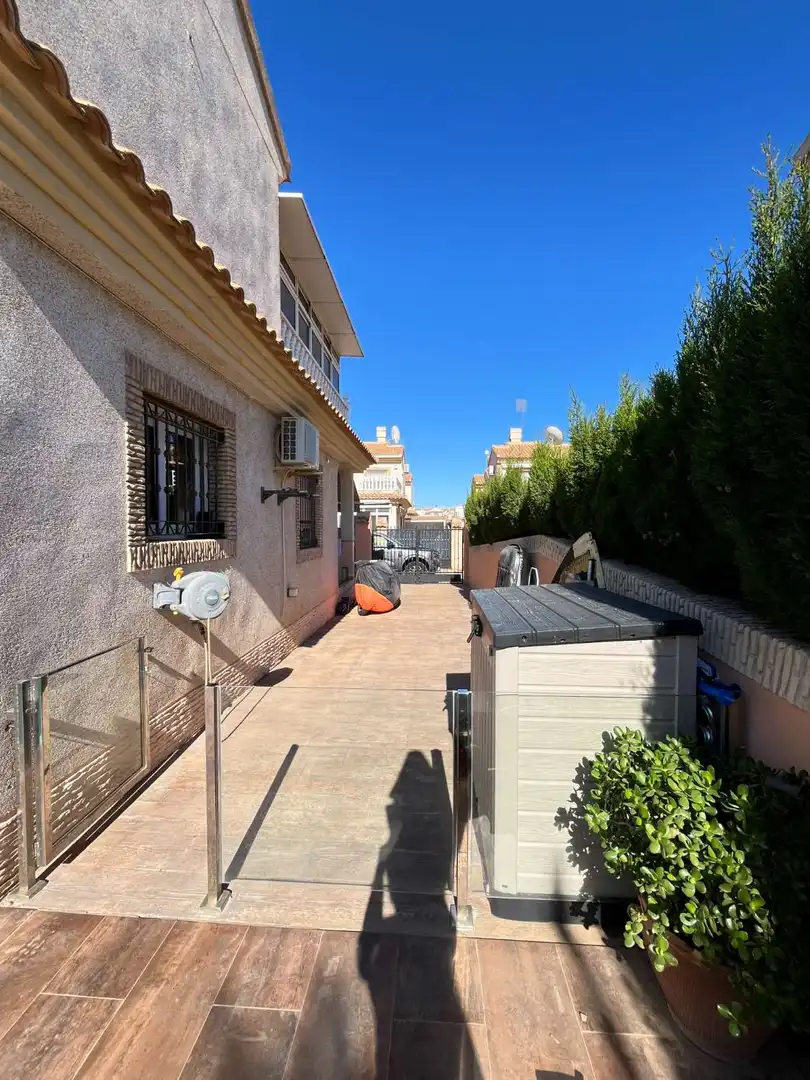 Terrassa de Casa adosada en venda en Orihuela amb Aire condicionat, Piscina i Moblat