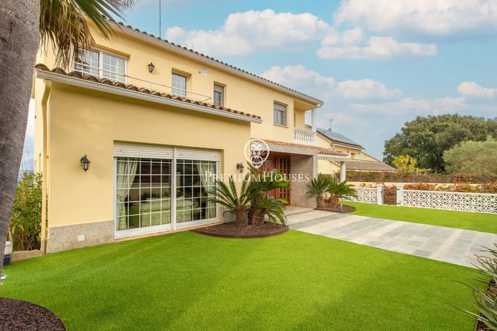 Vista exterior de Casa o xalet en venda en Mataró amb Calefacció, Jardí privat i Parquet