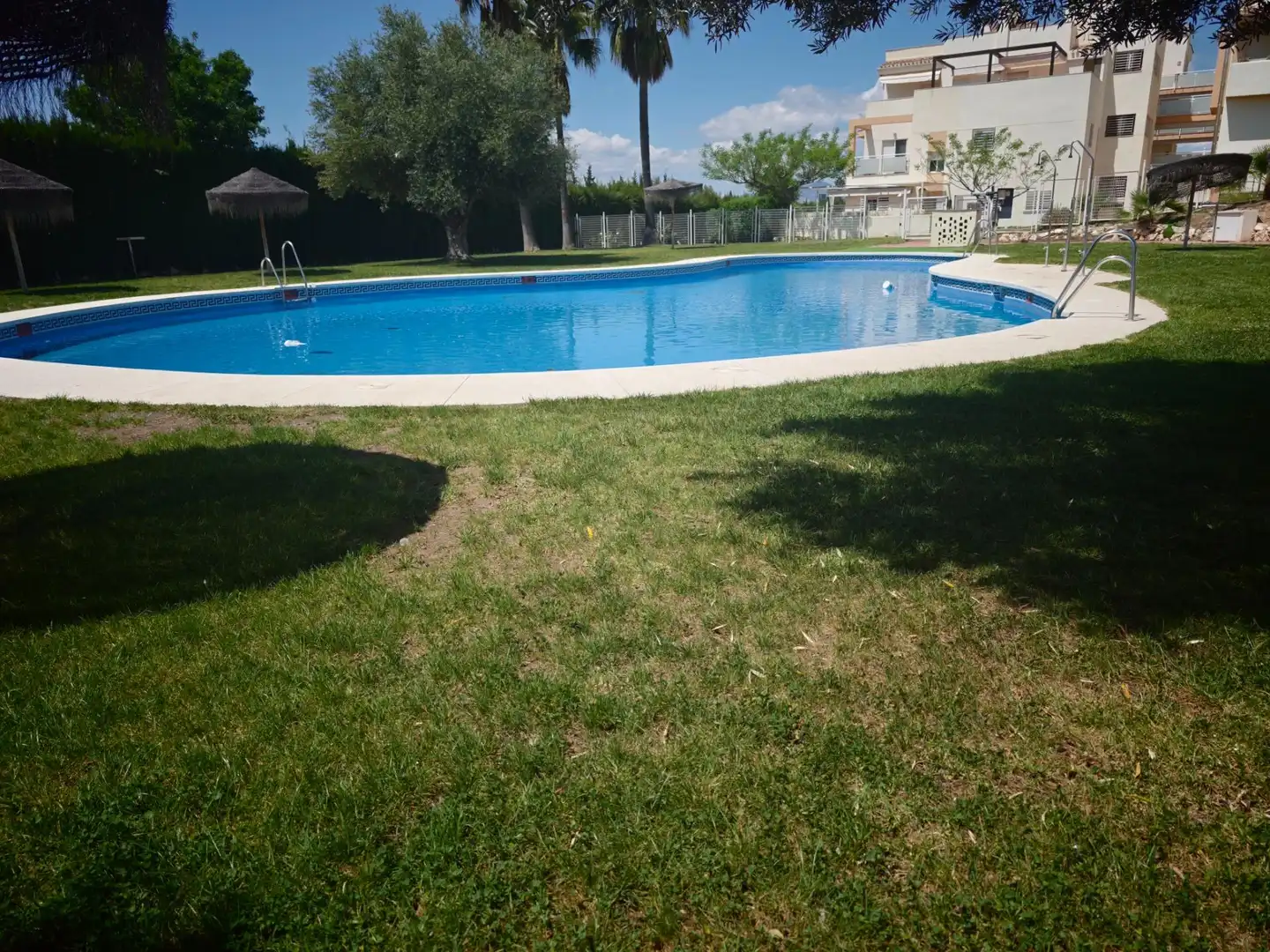 Piscina de Pis en venda en Albolote amb Aire condicionat, Terrassa i Moblat