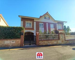 Vista exterior de Casa adosada en venda en Castro-Urdiales amb Terrassa