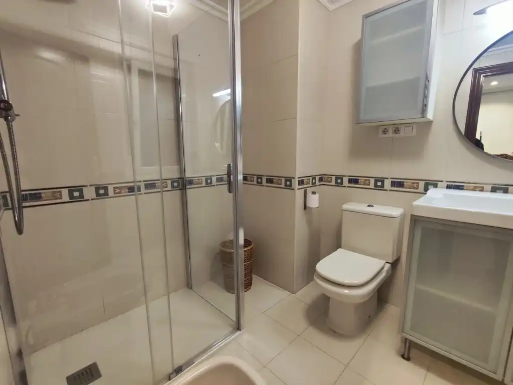 Bany de Apartament en venda en Gijón  amb Calefacció, Parquet i Moblat