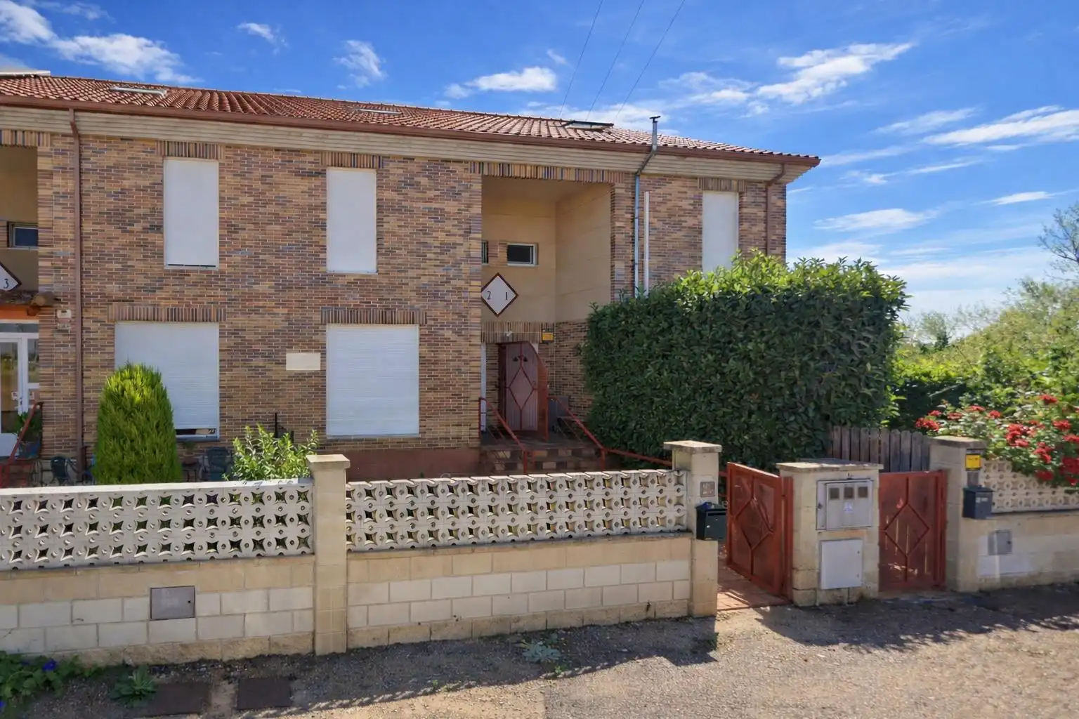 Vista exterior de Casa adosada en venta en Villasabariego con Piscina comunitaria