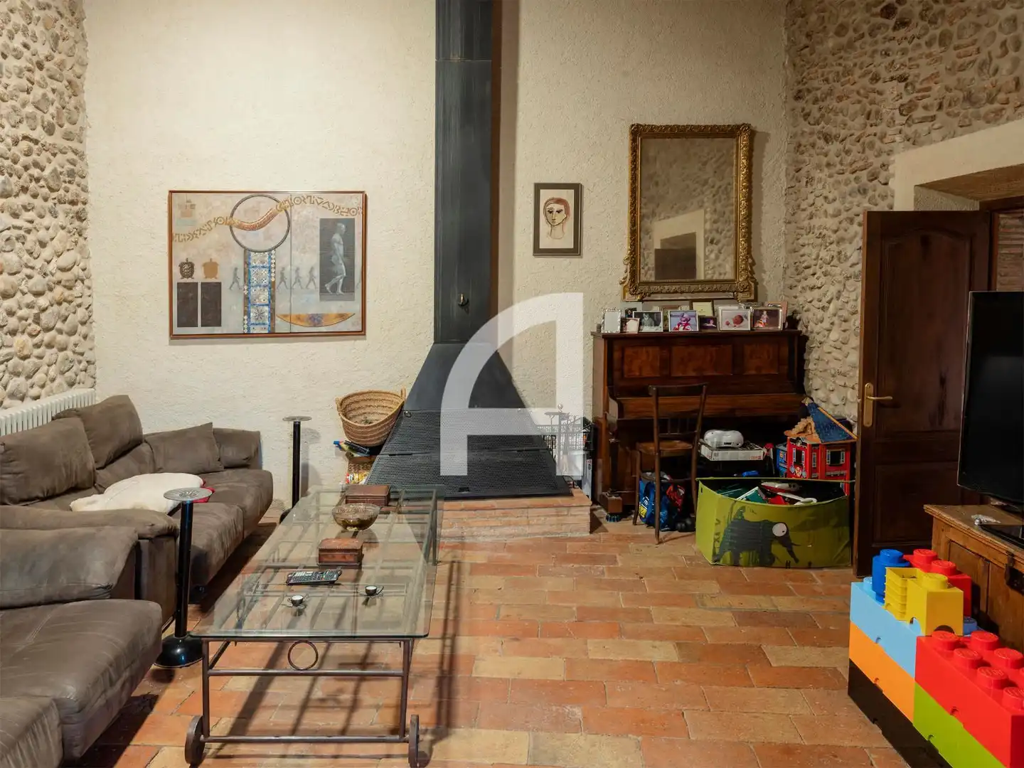 Sala de estar de Finca rústica en venta en Sant Miquel de Fluvià con Calefacción, Piscina y Amueblado