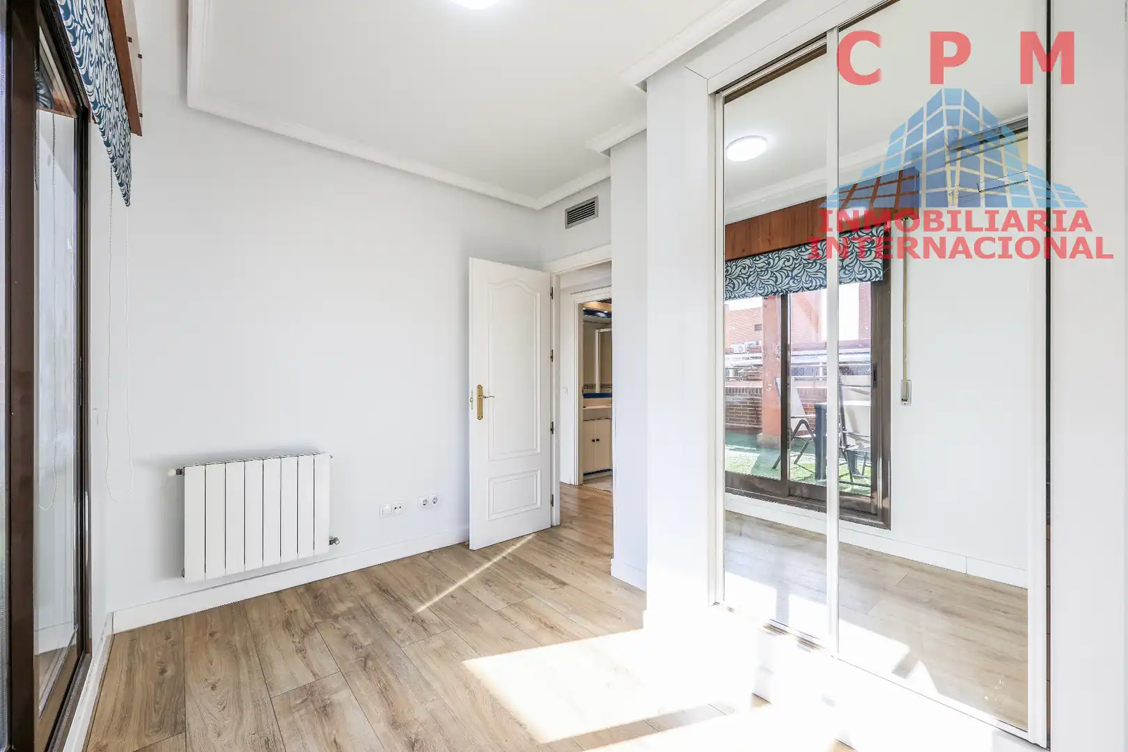 Schlafzimmer von Dachboden zur Miete in Madrid mit Klimaanlage, Heizung und Parkett
