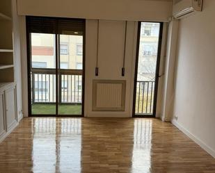 Dormitori de Apartament de lloguer en  Madrid Capital amb Aire condicionat, Terrassa i Balcó