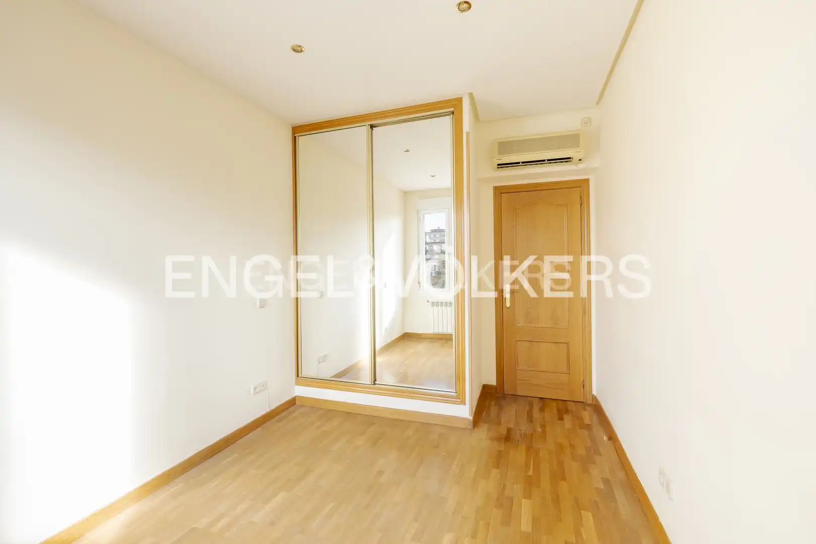 Bedroom of Flat for rent in Madrid  with Air Conditioner, Heating and Parquet flooring