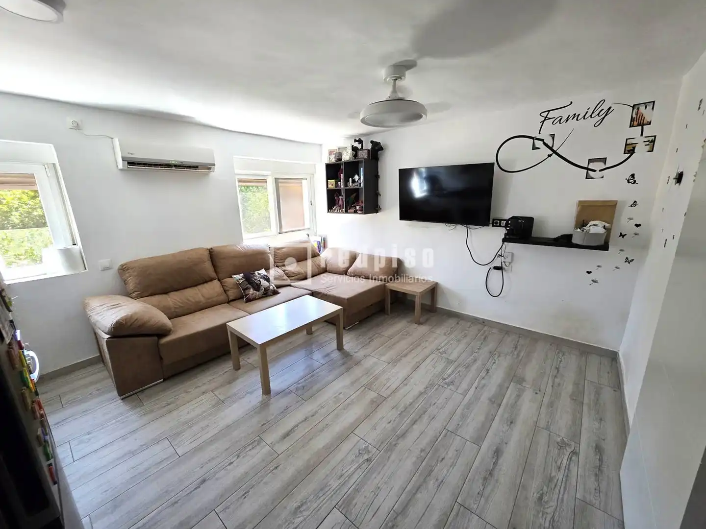 Living room of Flat for sale in Madrid  with Air Conditioner and Parquet flooring