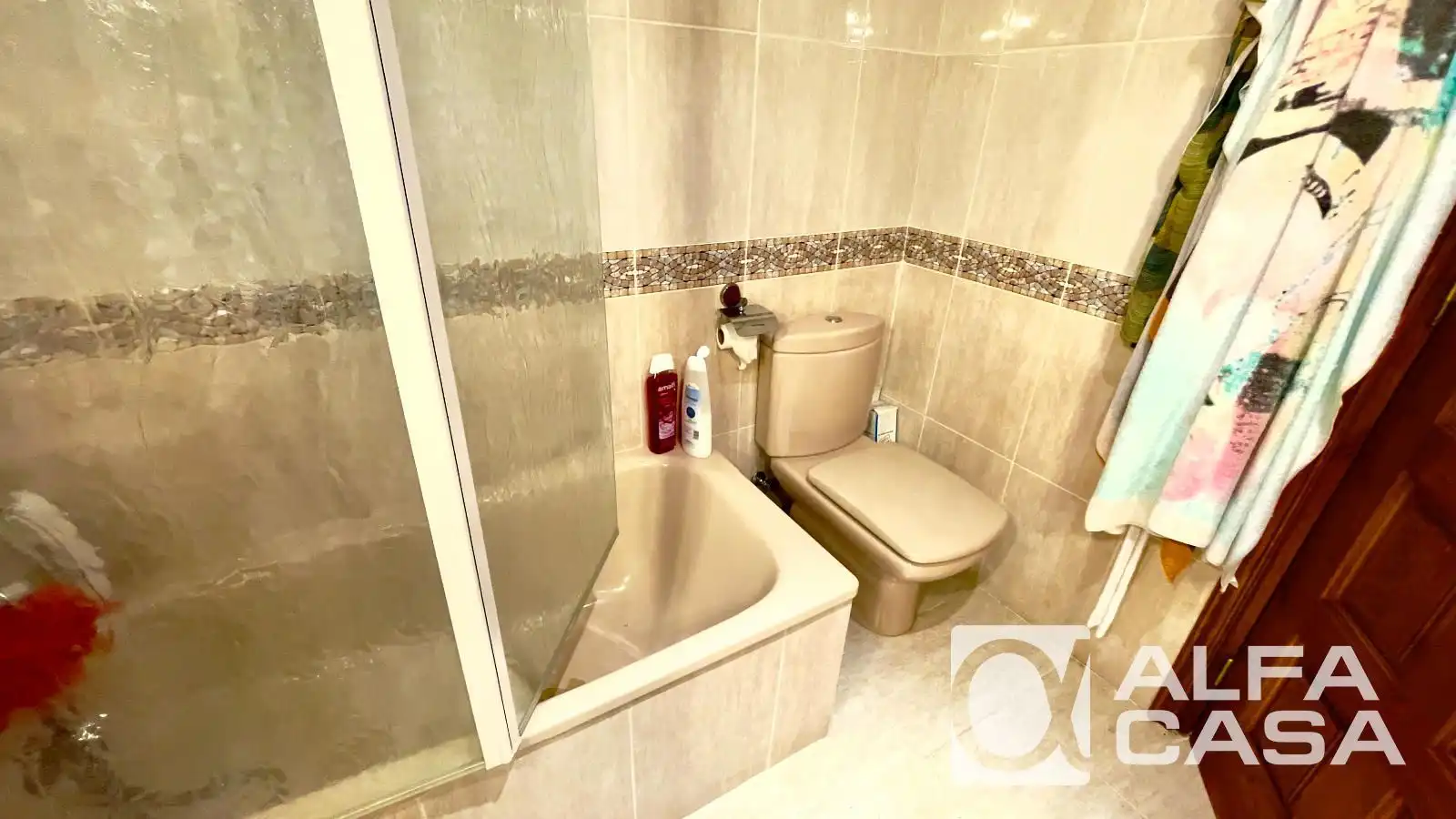 Bathroom of Houses for sale in Canyelles