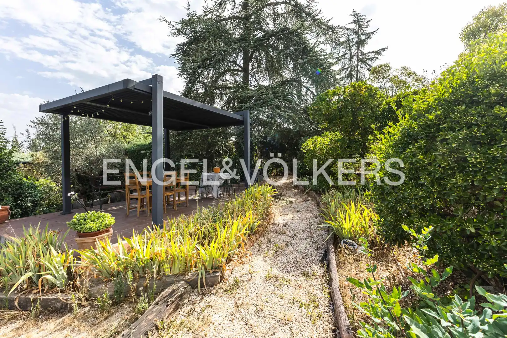 Terrassa de Casa o xalet en venda en Tres Cantos amb Calefacció, Jardí privat i Parquet
