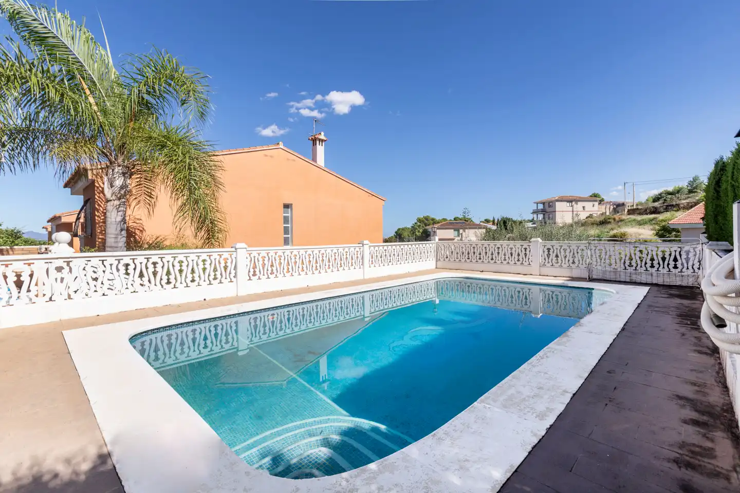 Piscina de Casa adosada en venda en Chiva amb Aire condicionat, Calefacció i Jardí privat