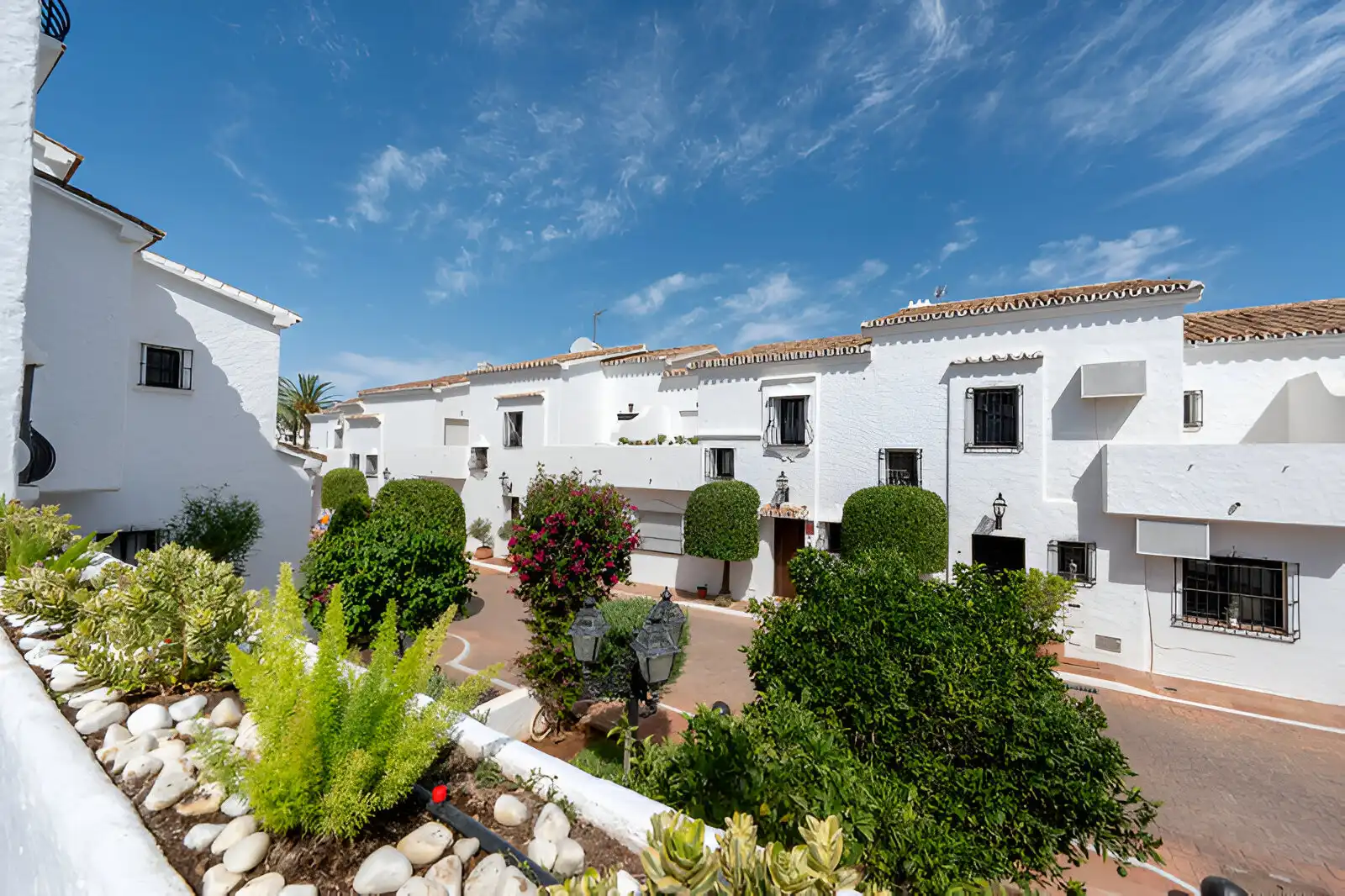 Vista exterior de Casa adosada en venda en Marbella amb Calefacció, Terrassa i Piscina