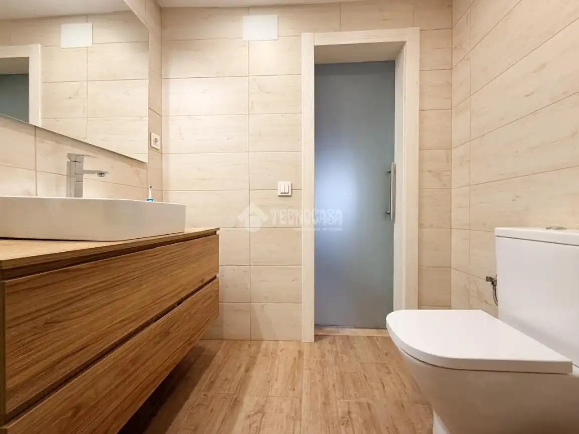 Baño de Piso en venta en Sant Boi de Llobregat con Aire acondicionado, Terraza y Trastero