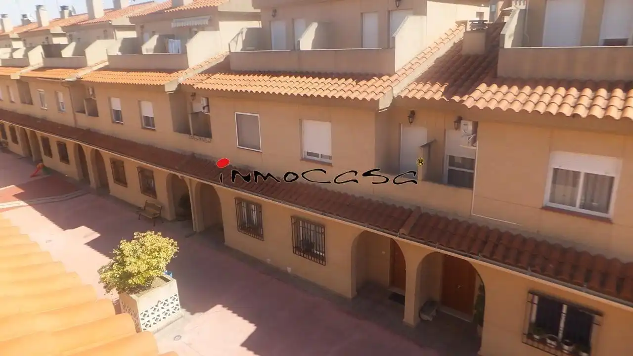 Casa adosada de alquiler en Calle ALAMO BLANCO, 1, Ogíjares
