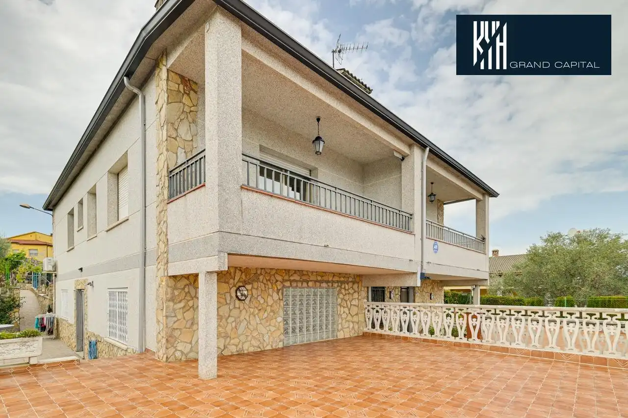Casa amb terrassa en venda a Carrer Carrer Rovelló