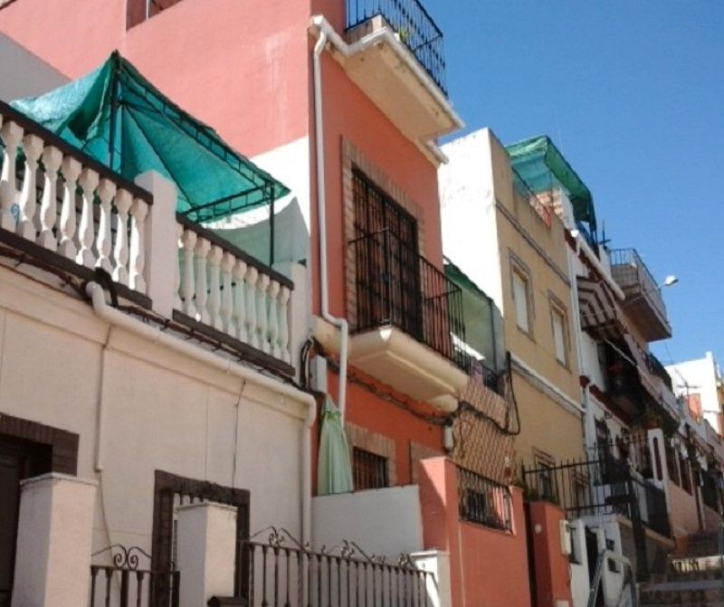 Vista exterior de Casa adosada en venda en San Juan de Aznalfarache amb Terrassa i Traster