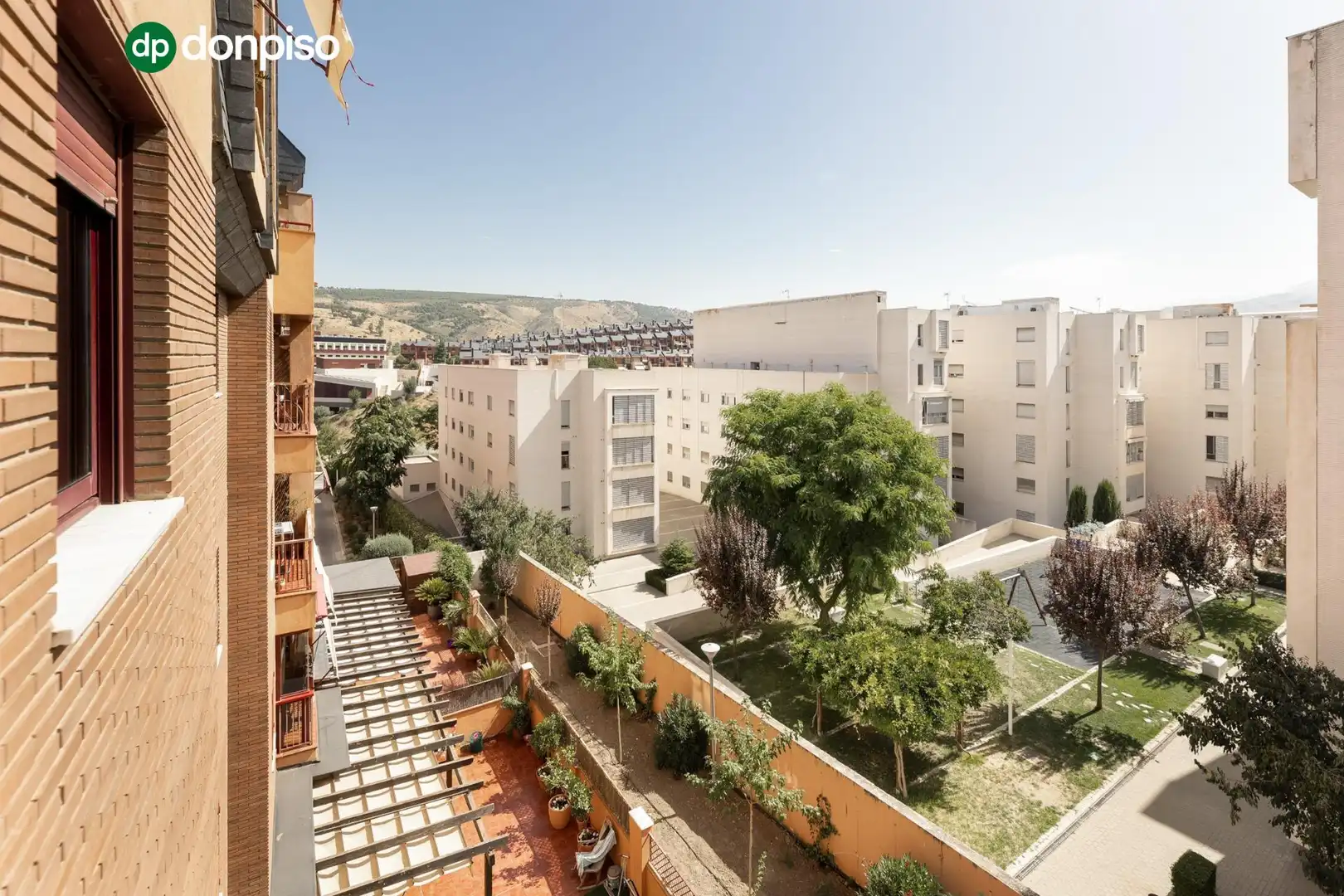 Vista exterior de Pis en venda en Granada amb Aire condicionat, Calefacció i Terrassa