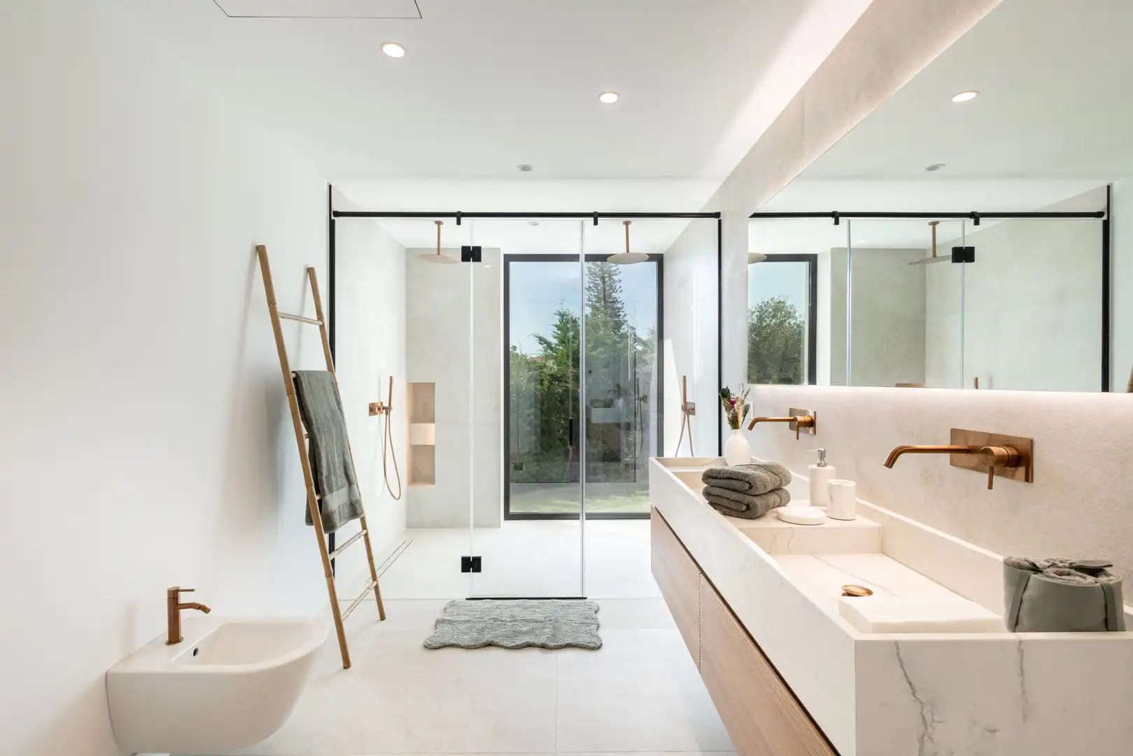 Baño de Casa o chalet en venta en Marbella con Aire acondicionado, Jardín privado y Terraza