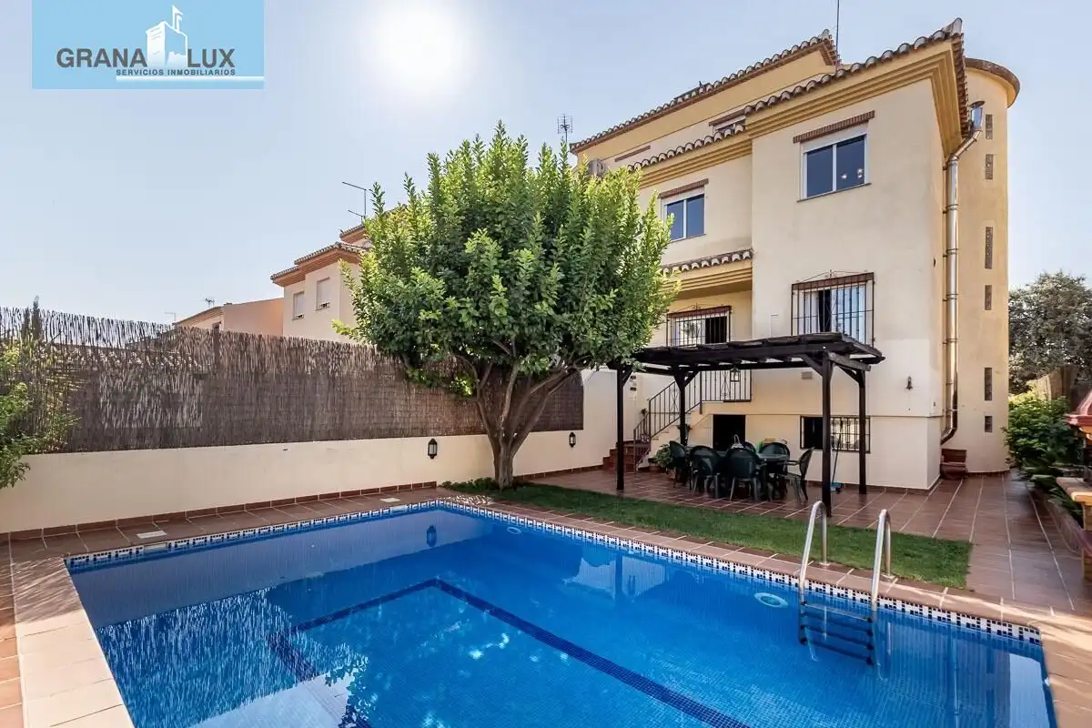 Home with pool for sale in Calle CARLOS CANO (HI)