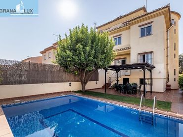 Casa aparellada amb piscina en venda a Calle CARLOS CANO (HI)