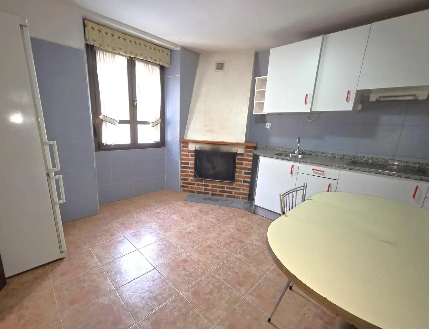Cuina de Casa o xalet en venda en Aller amb Calefacció, Jardí privat i Terrassa