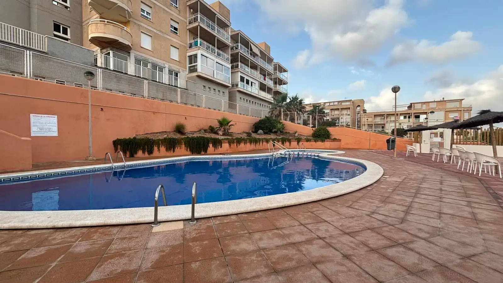Schwimmbecken von Wohnungen zum Verkauf in Cartagena mit Klimaanlage, Heizung und Terrasse