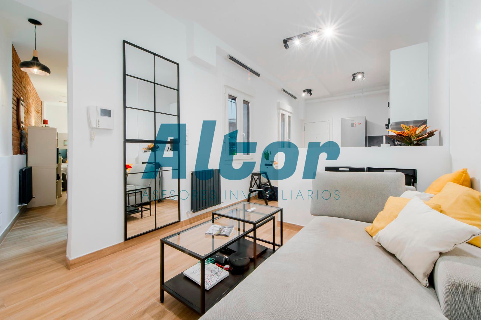 Living room of Flat for sale in  Madrid Capital  with Heating and Furnished