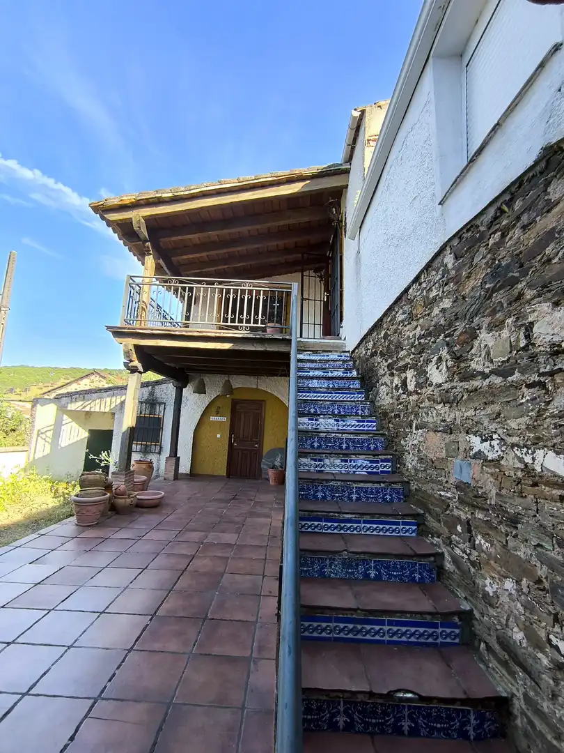 Vista exterior de Casa o xalet en venda en Baños de la Encina amb Aire condicionat, Jardí privat i Terrassa