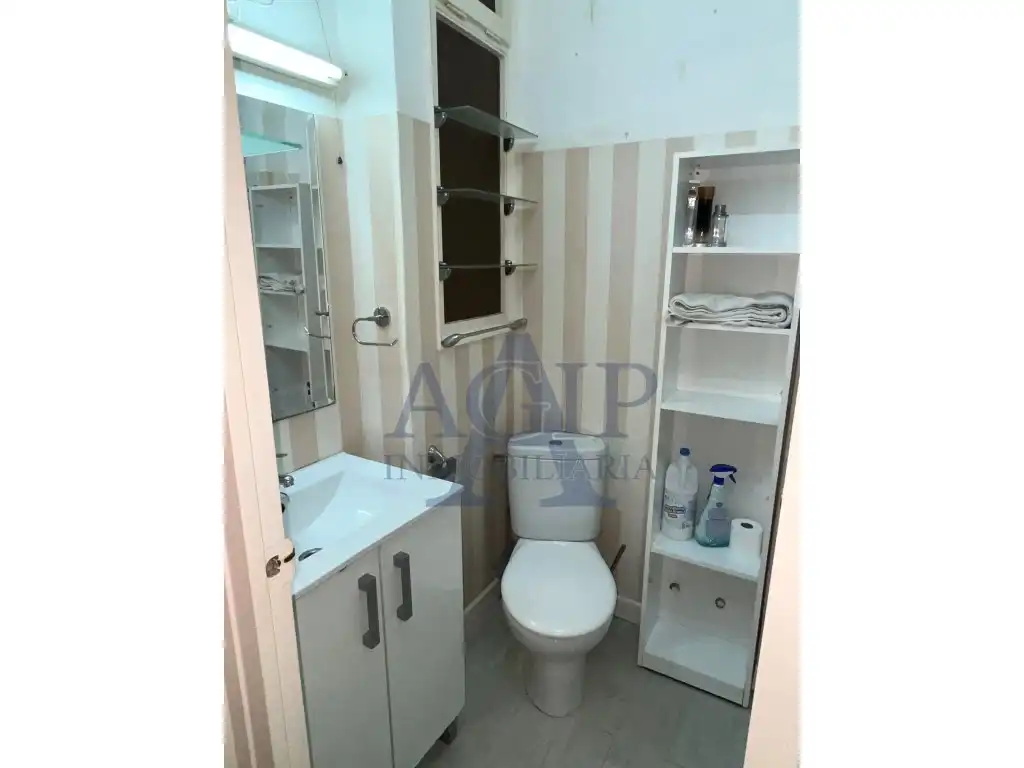 Bathroom of Flat for sale in Barcelona