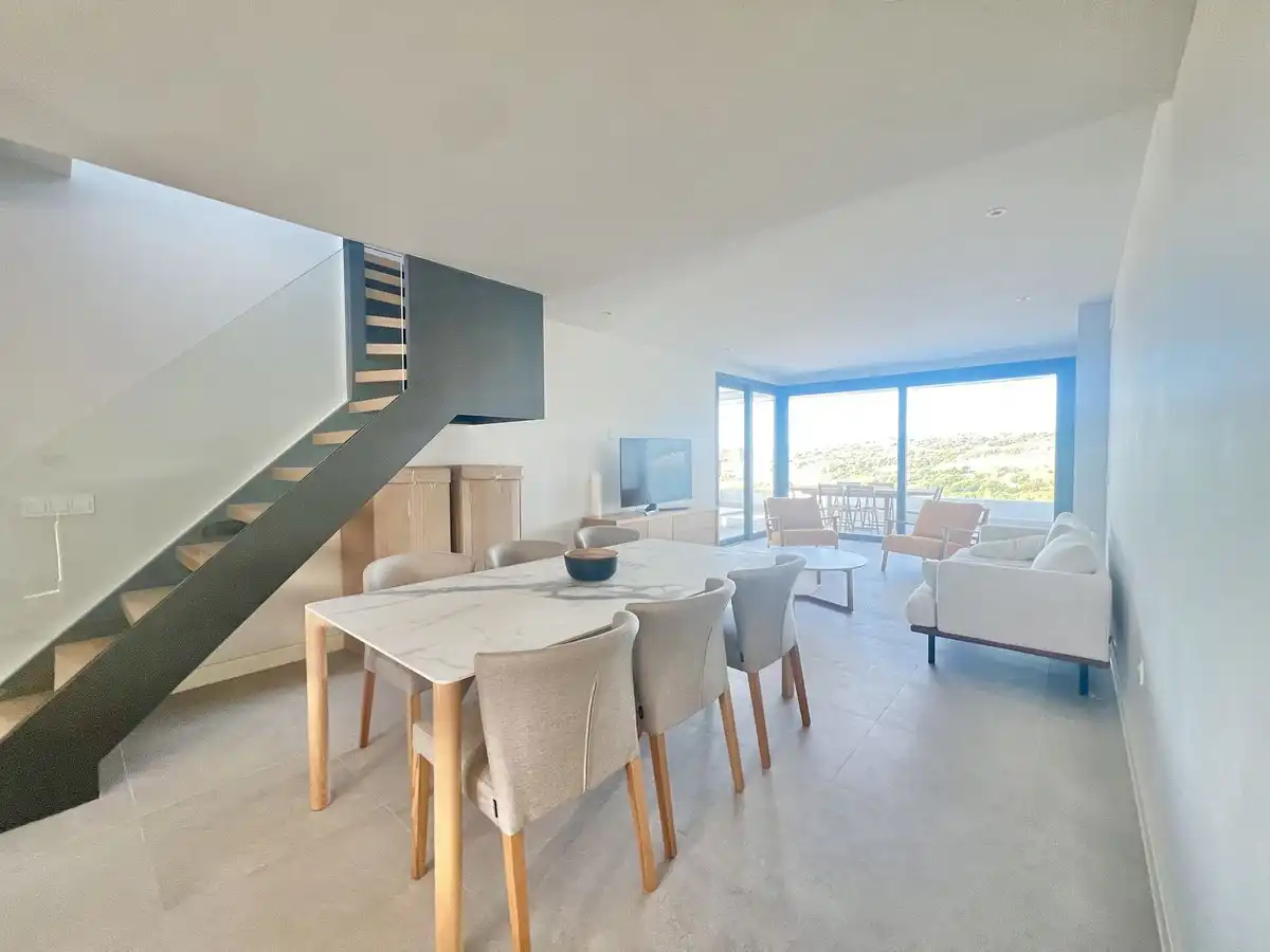 Sala d'estar de Dúplex en venda en Estepona amb Aire condicionat, Terrassa i Traster