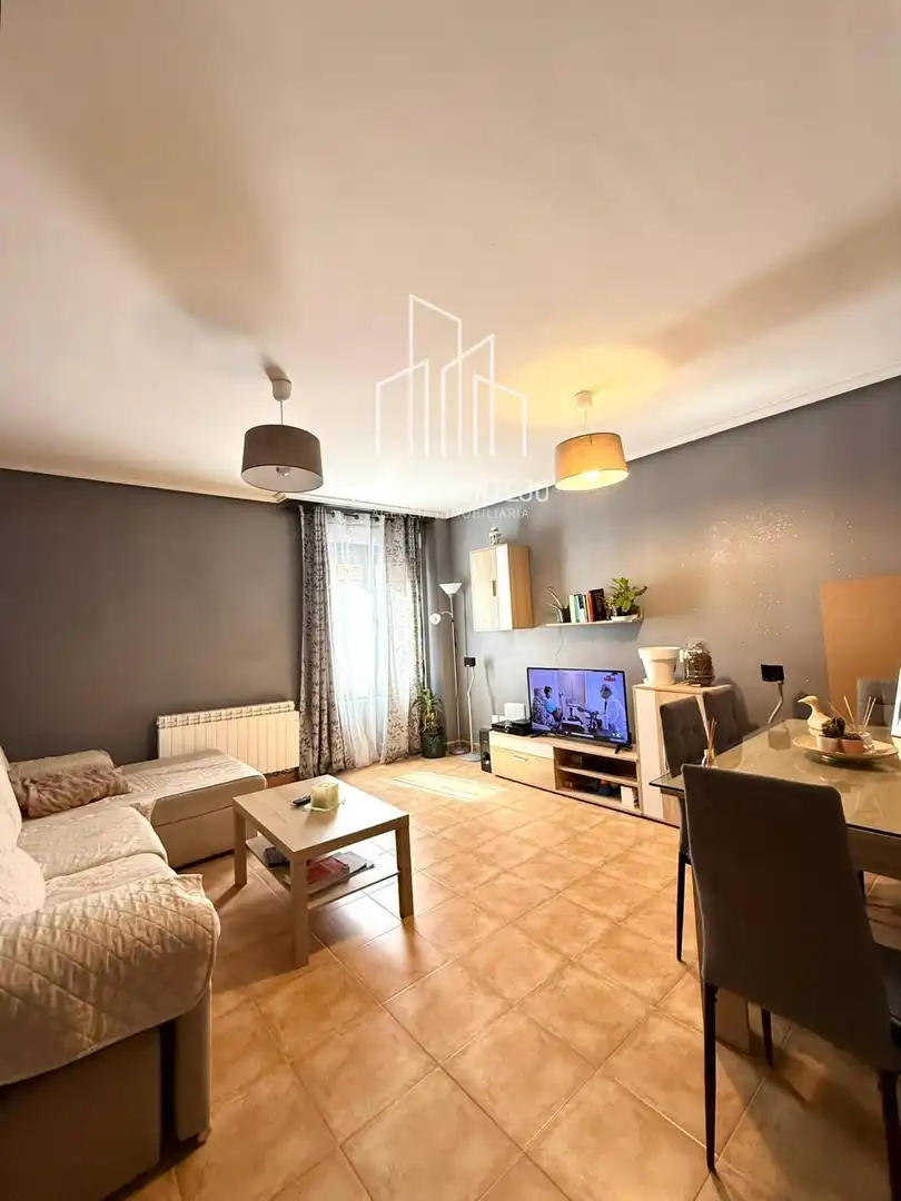 Vista exterior de Piso en venta en Castellanos de Moriscos con Calefacción, Horno y Lavadora
