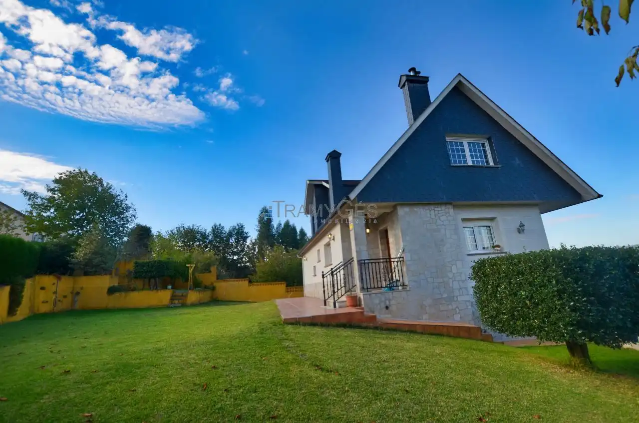 Vista exterior de Casa o xalet en venda en Redondela amb Calefacció, Jardí privat i Terrassa