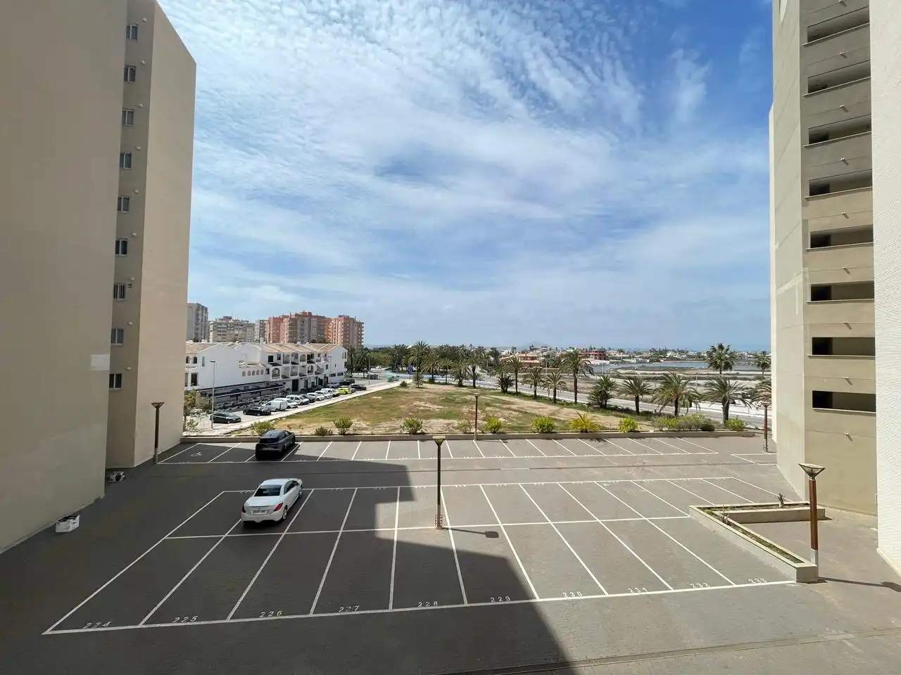 Aparcament de Apartament en venda en La Manga del Mar Menor amb Aire condicionat, Terrassa i Piscina