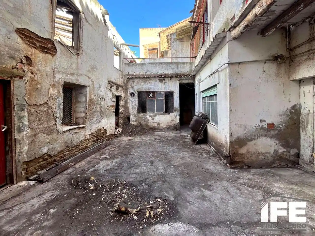 Vista exterior de Casa o xalet en venda en Alagón amb Terrassa i Balcó