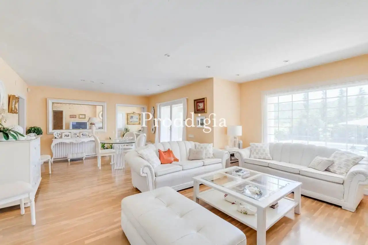 Sala d'estar de Casa o xalet en venda en Sant Cugat del Vallès amb Calefacció, Terrassa i Traster