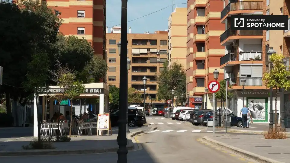 Vista exterior de Pis per a compartir en Valencia amb Aire condicionat, Calefacció i Moblat