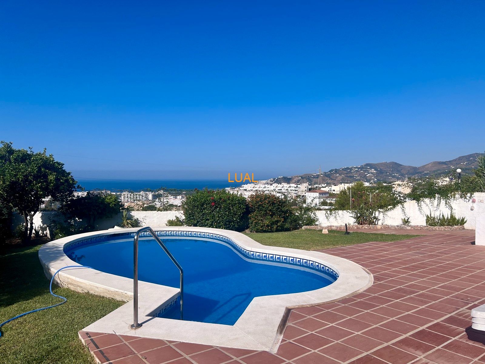Piscina de Casa o chalet en venta en Nerja con Aire acondicionado, Jardín privado y Terraza