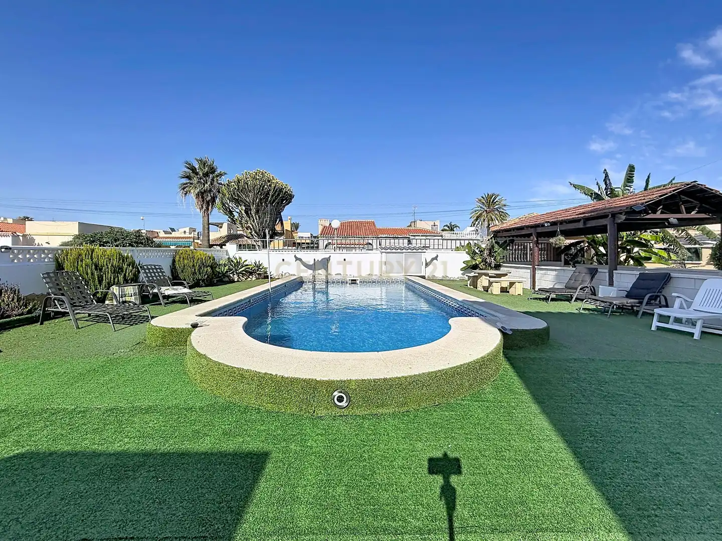 Piscina de Casa o xalet en venda en Torrevieja amb Aire condicionat, Jardí privat i Piscina