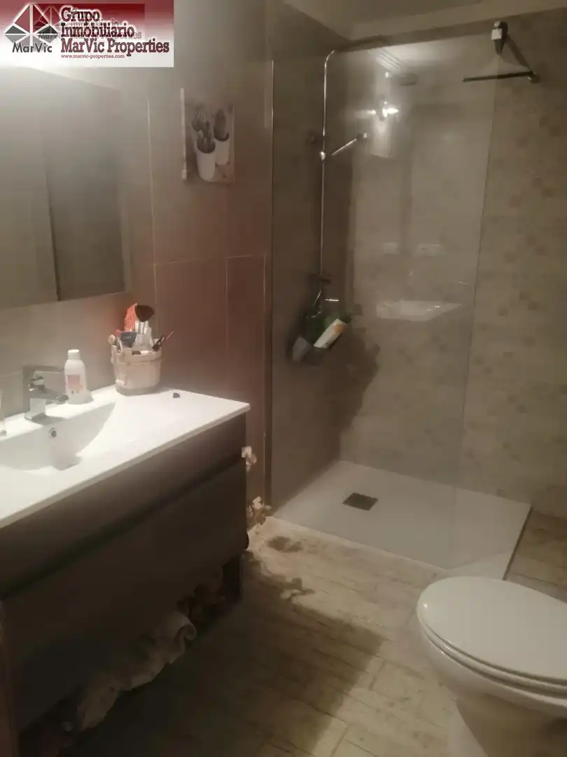 Baño de Apartamento en venta en Benidorm con Jardín privado, Amueblado y Piscina comunitaria