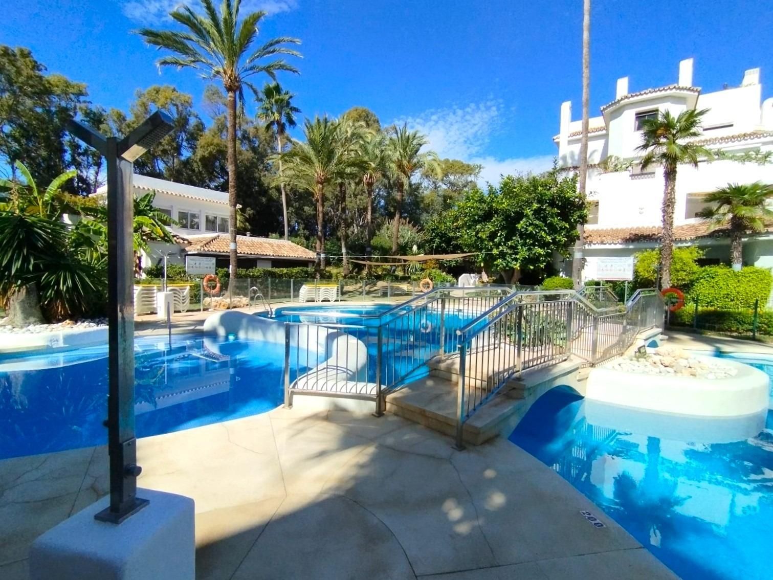 Swimming pool of Planta baja for sale in Marbella  with Air Conditioner, Heating and Terrace
