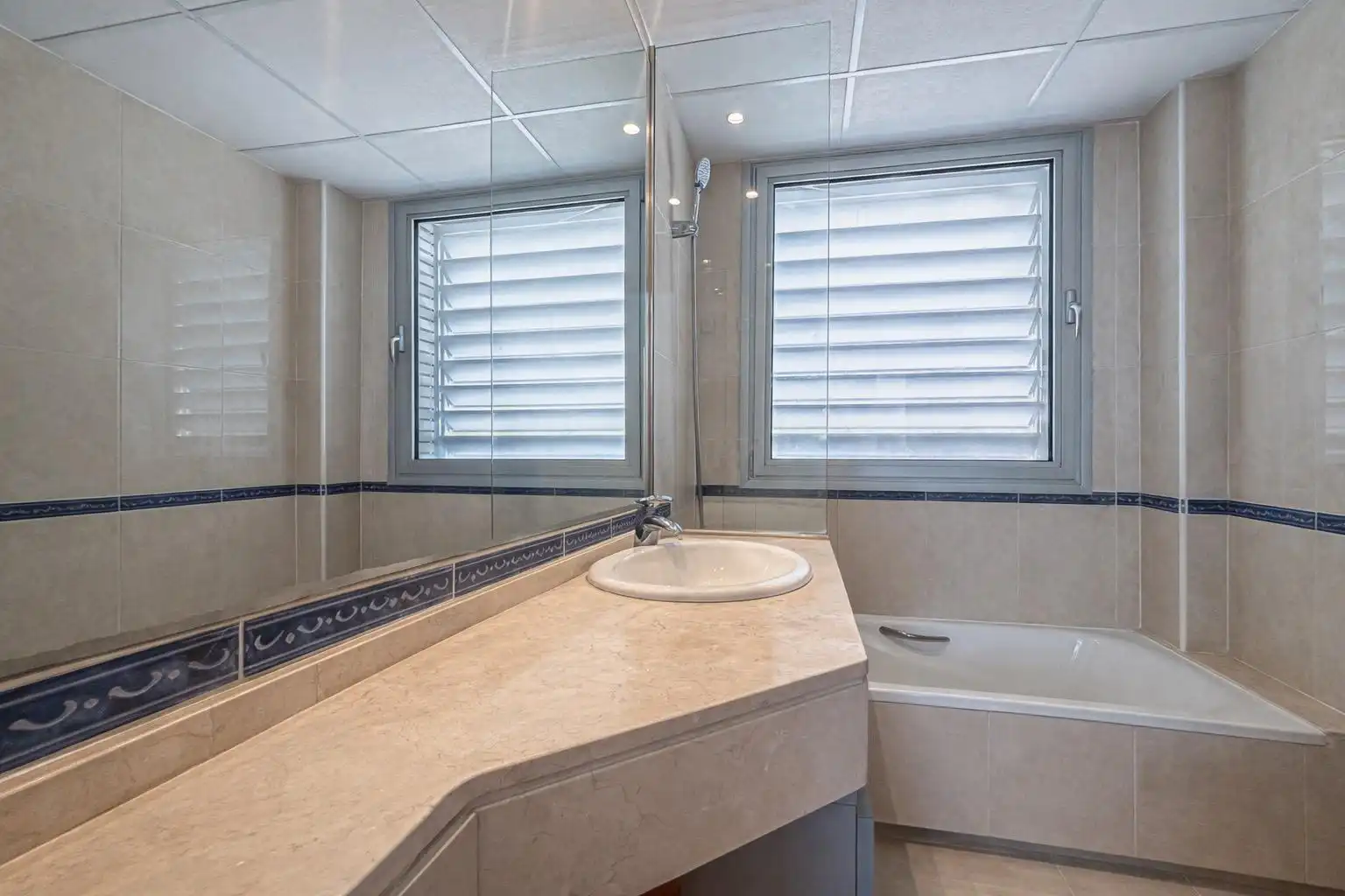 Badezimmer von Wohnung zum Verkauf in Sant Pere de Ribes mit Klimaanlage, Heizung und Terrasse